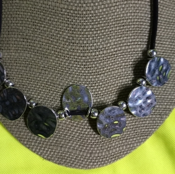 Silvertone beaded hammered disc Black cord necklace - Picture 5 of 5